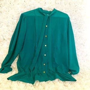 Bisou Bisou XL blouse with tie neck if desired, gold buttons elastic cuffs